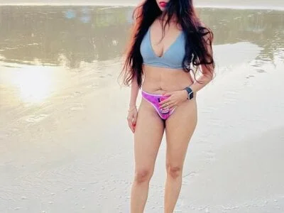 CharmingTania Stripchat Model